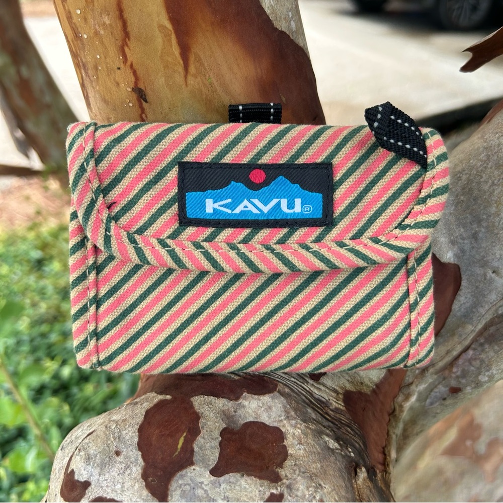 Kavu Wallet Like New !! Great Color Pattern - image 1
